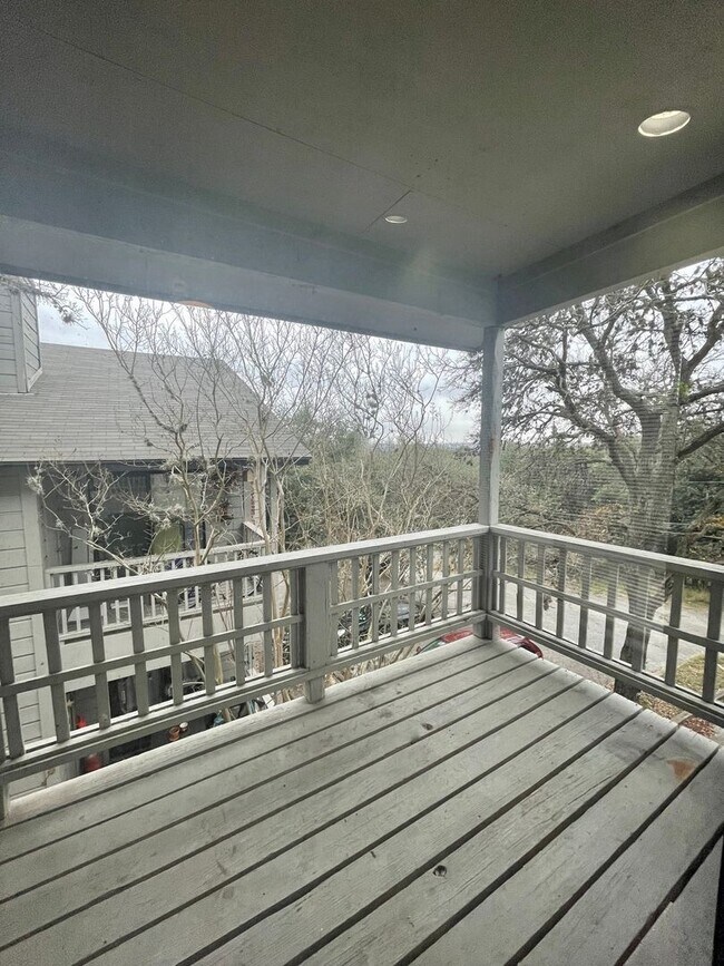 Building Photo - Gorgeous Condo, 2 balconies, 2 bathrooms, ...