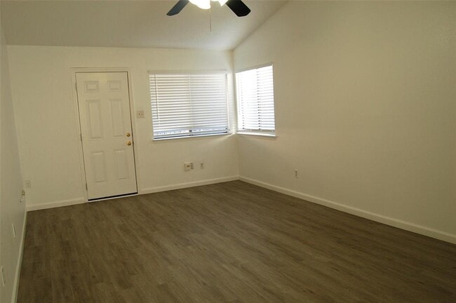 Building Photo - 1428 W Braker Ln