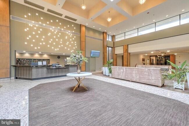 Foto del edificio - 3713 S George Mason Dr
