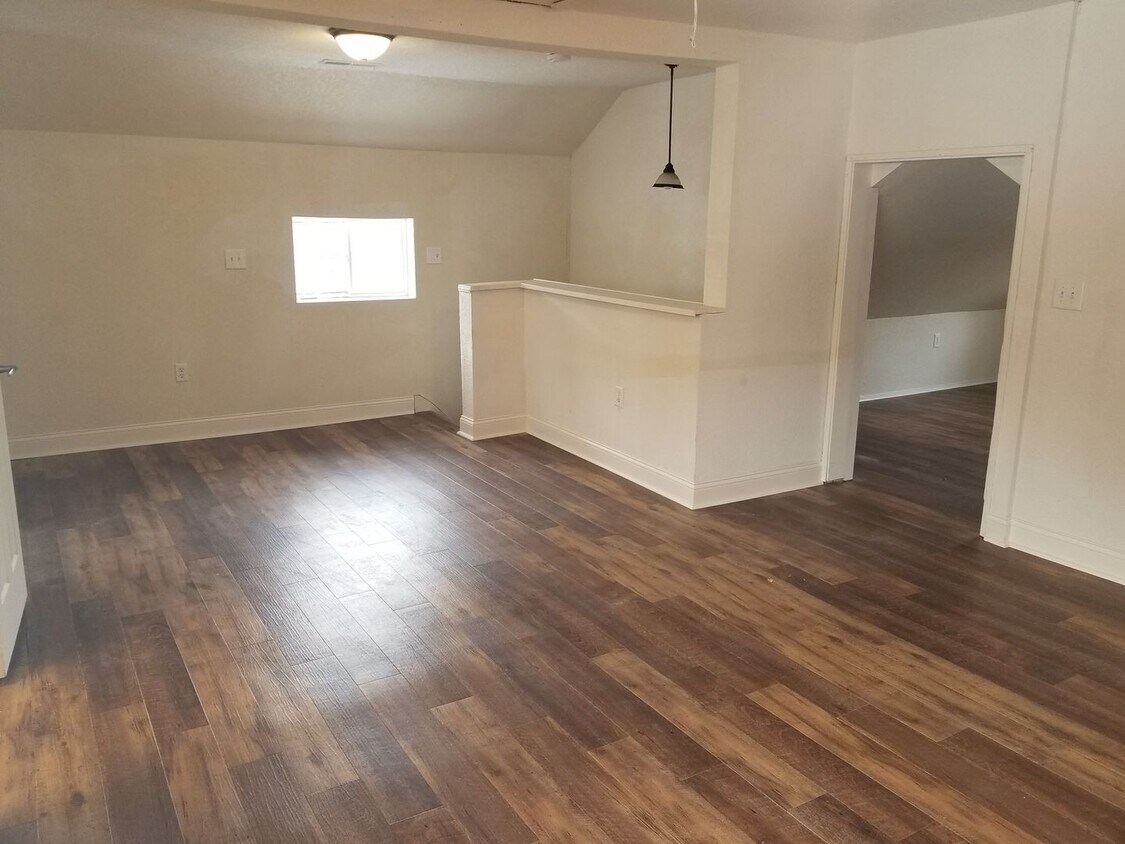 Primary Photo - Nice Downtown 2 story home!