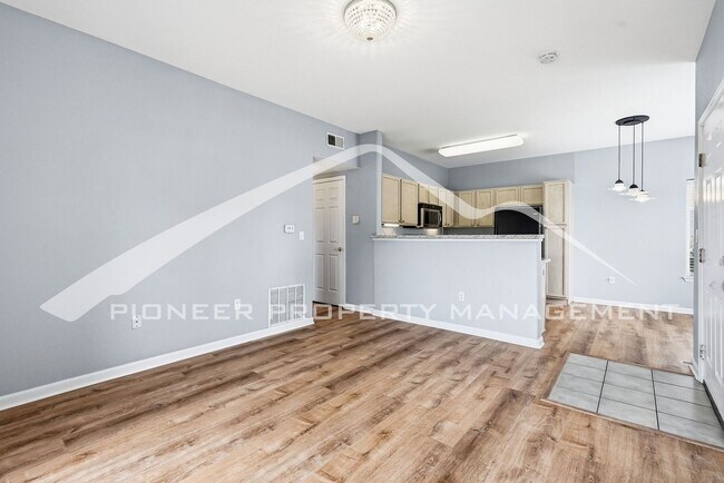 Foto del edificio - Spacious Condo with Washer/Dryer and Central AC