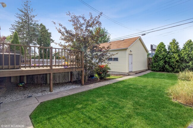 Building Photo - 5806 W Dakin St