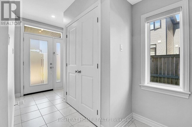 Building Photo - 45 Mandevilla Cres