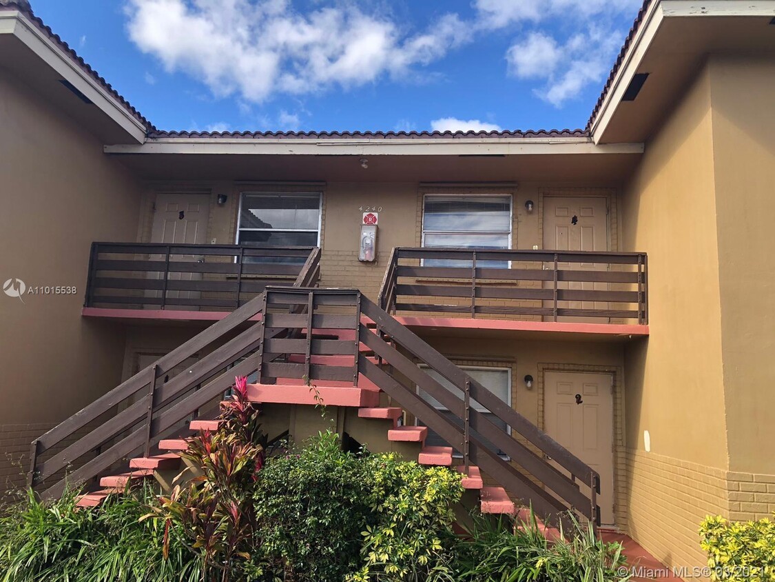 Primary Photo - 4240 Riverside Dr