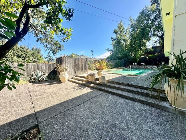 Foto del edificio - Charming 2-3bd Bungalow w/Pool in San Rafael