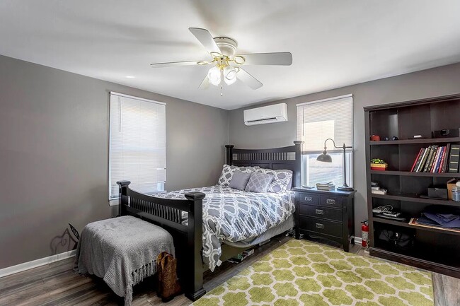 Building Photo - 2402 Rodney Dr