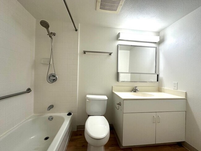 Foto del edificio - 1 BEDROOM, 1 BATHROOM, 2 PARKING (COUNTRY ...