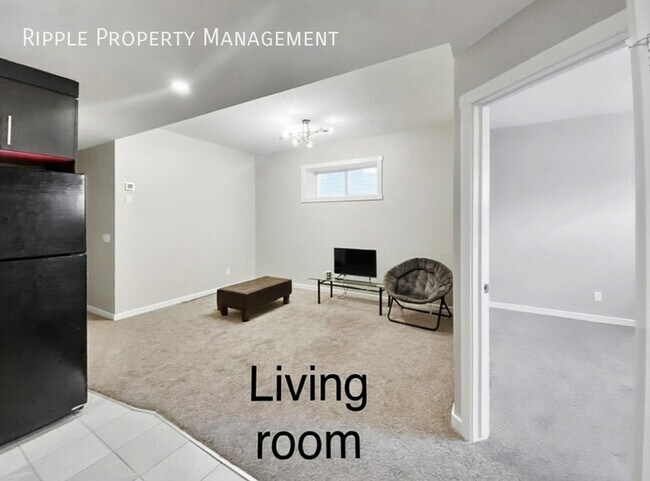 Photo du bâtiment - SPACIOUS 3-BED, 1-BATH LOWER SUITE | PRIVATE ENTRANCE | MODERN FINISHES