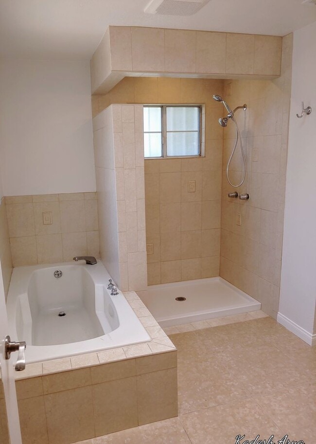 Foto del edificio - Large 5 Bedroom 3 Bath House that Sleeps 6...