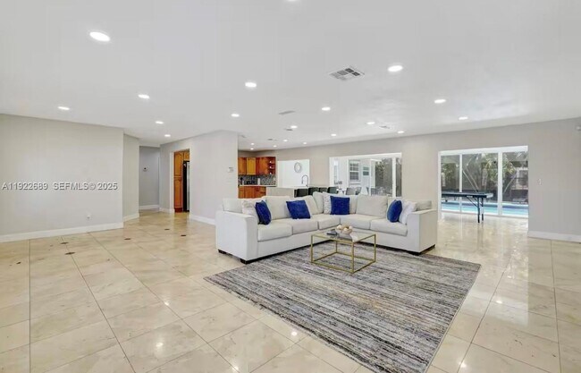 Foto del edificio - 2080 NE 205th St