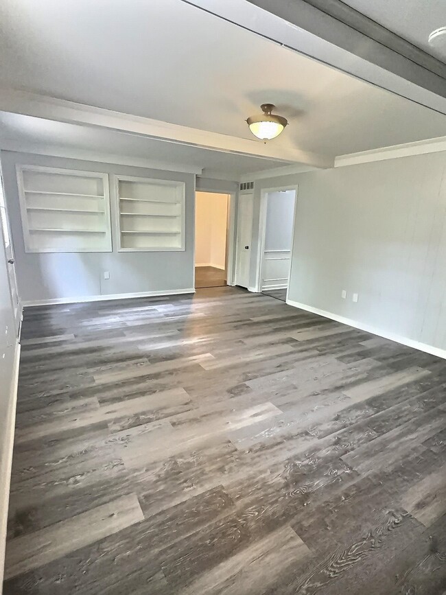 Building Photo - 1562 Holly Hill Dr