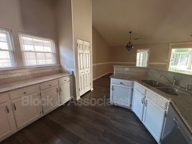 Foto del edificio - 3512 Cherry Hill Dr