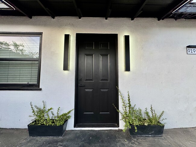 Foto del edificio - 919 E Grand Ave