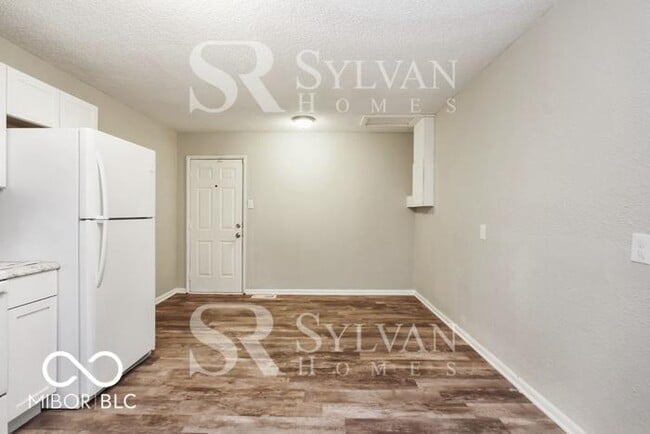 Building Photo - 3245 Chrysler St