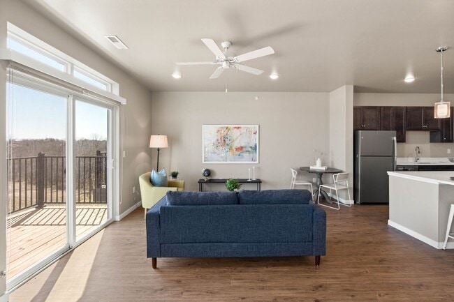 Foto del edificio - Spacious 1-Bedroom/1.5-Bath, unit 105, available 5/1/2026
