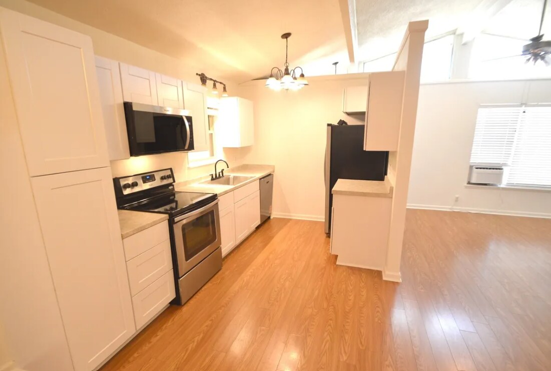 Building Photo - 400 N Bean St