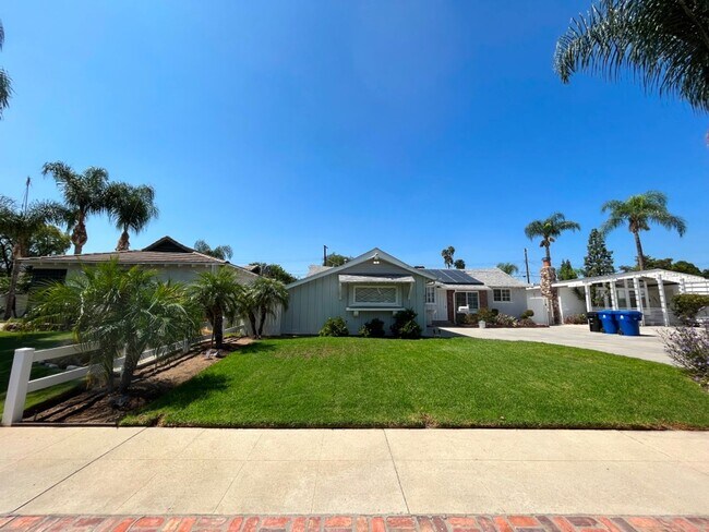 Foto del edificio - READY FOR MOVE-IN! 3+2.5 w/appliances + great backyard!