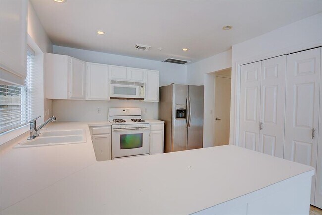 Building Photo - 10 S Indian Sage Cir