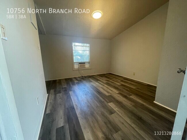 Building Photo - Very Spacious 5/3 Mobile Home