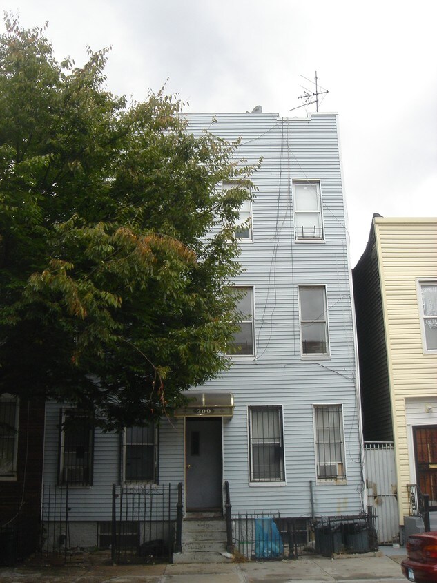 Primary Photo - 209 Sumpter St