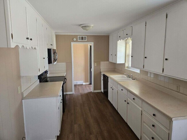 Foto del edificio - Mid-town red brick ranch home with 3 bed, ...