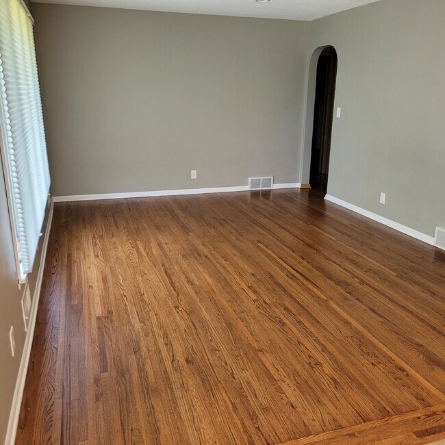Foto del edificio - "Charming 3-Bed Home with Finished Basement & Gleaming Hardwood Floors in Shakopee!"