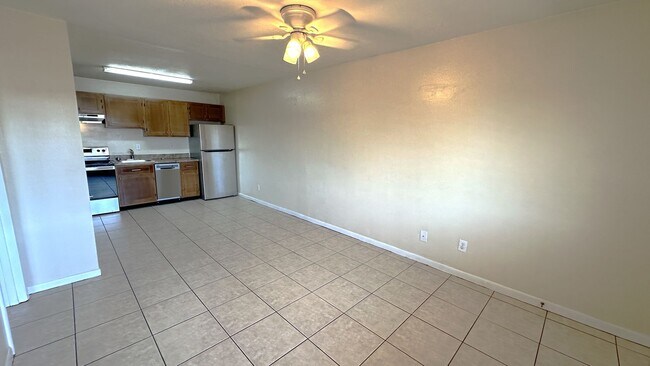 Foto del edificio - WALK TO CAMPUS 1/1 Condo w/ Stainless Steel Appliances, Walk In Closet, Comm Pool! $995/month! Av...