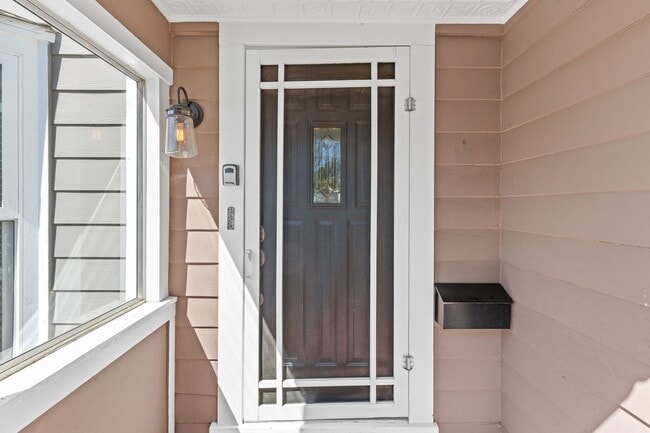 Building Photo - Charming & Spacious Single Family Home
