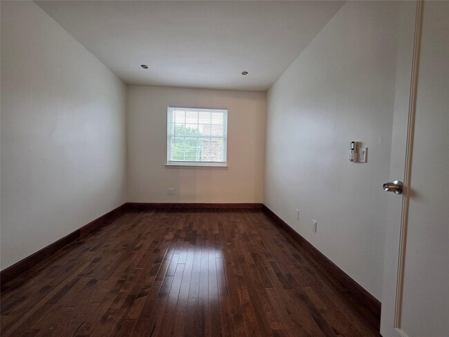 Building Photo - 125 White Plains Rd