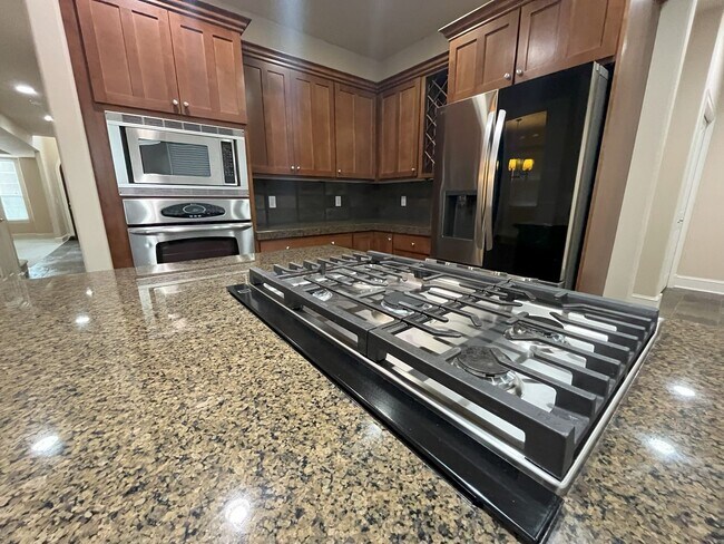 Foto del edificio - Elegant 4-Bed, 2.5-Bath Home with Gourmet ...