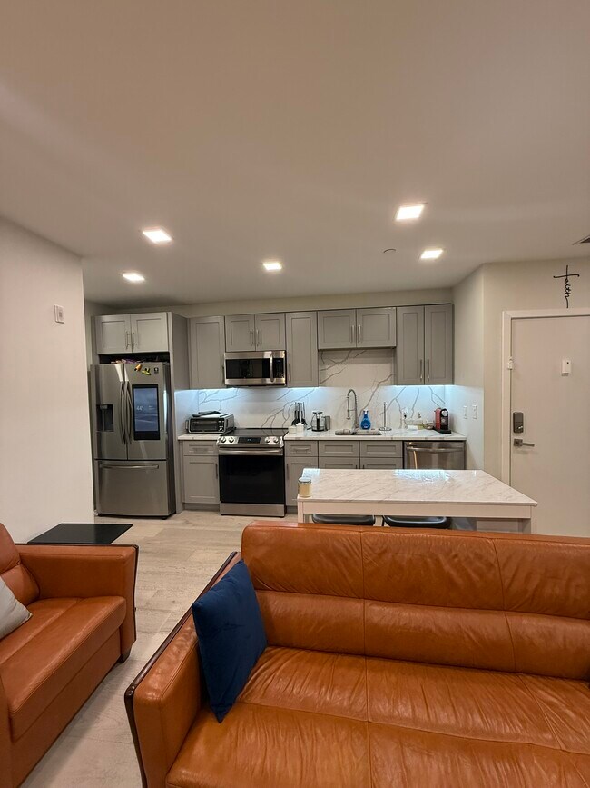 Sala de estar + cocina - 1355 Bryant St NE