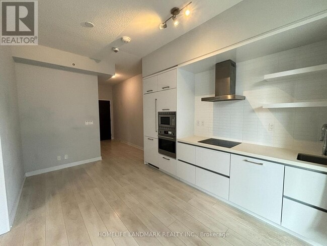 Building Photo - 2221 Yonge St