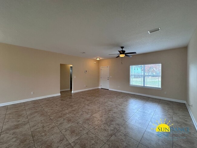 Building Photo - Spacious 3 Bedroom Home in Mary Esther!