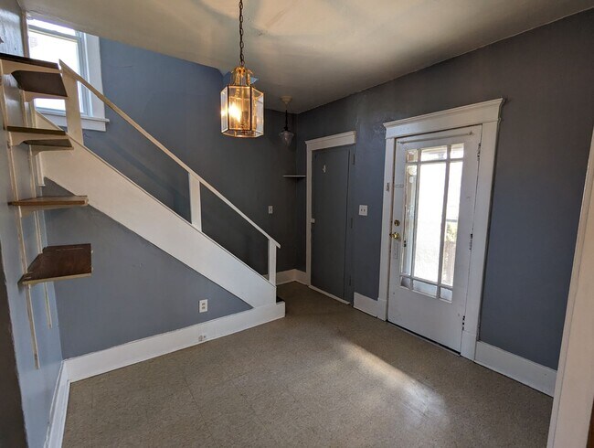 Foto del edificio - Charming Colonial Retreat with Lake Views ...