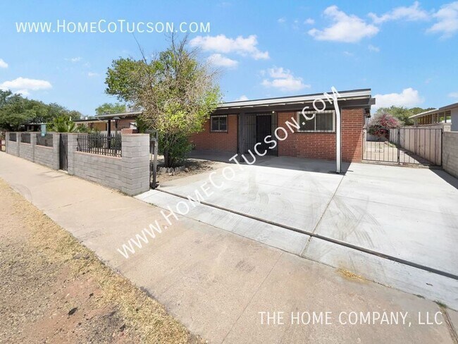 Building Photo - Charming 1970's Brick Home with Modern Upg...