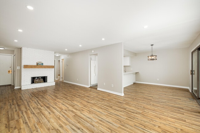 Building Photo - 893 Cliffs Dr