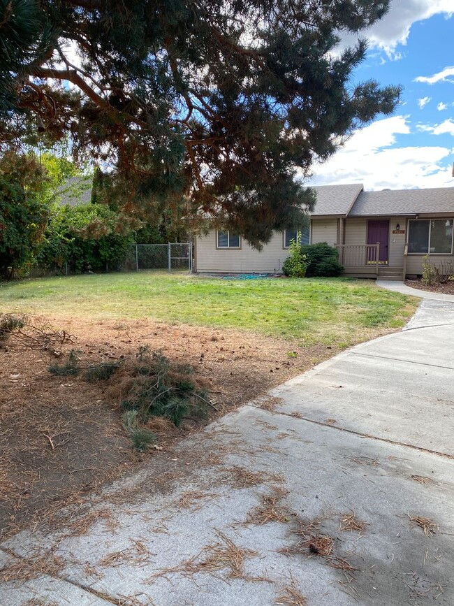 Building Photo - 4800 Airway Dr NE