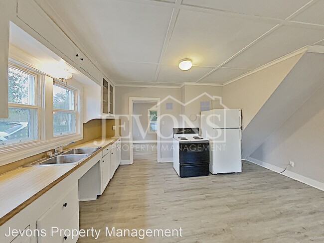 Building Photo - 3 br, 1 bath House - 2858 S 154th St