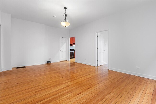 Building Photo - 6445 N Greenview Ave