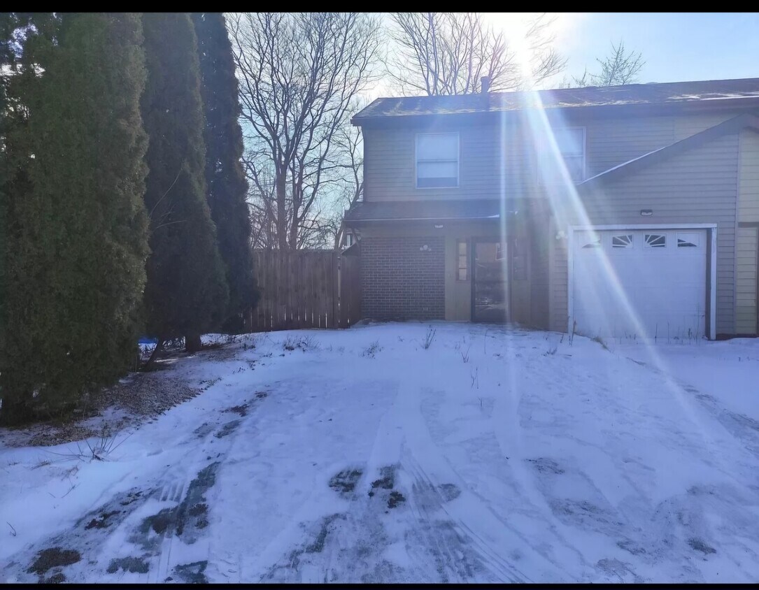 Primary Photo - 356 Walnut Cir