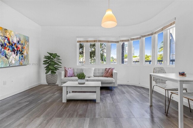 Foto del edificio - 557 Michigan Ave