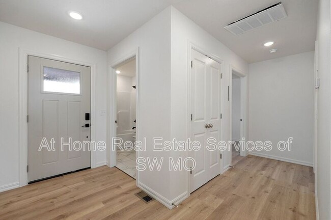 Foto del edificio - 863 S Silverwood Ln