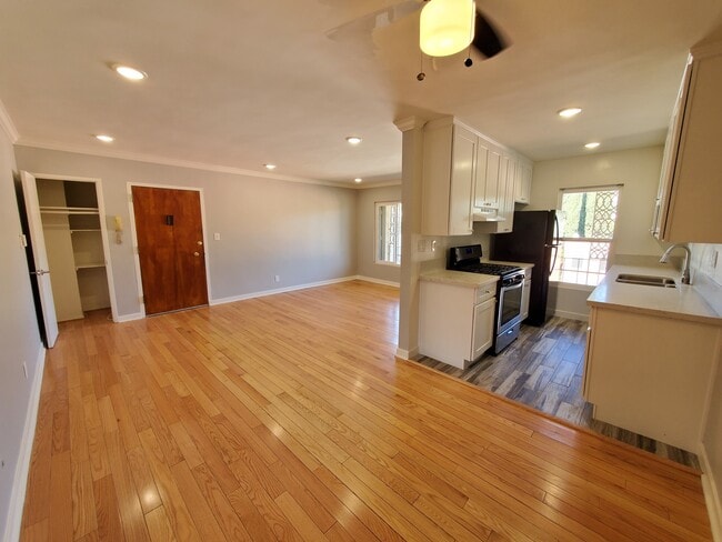 Building Photo - 7558 Romaine St