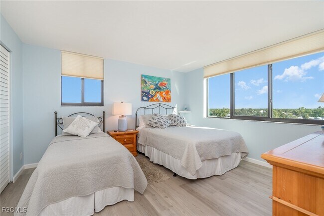 Foto del edificio - 2810 Estero Blvd