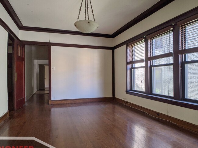 Foto del edificio - 2428 N Sawyer Ave