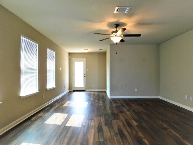 Foto del edificio - Available NOW!!!! Gorgeous 4 bedroom, 2 ba...