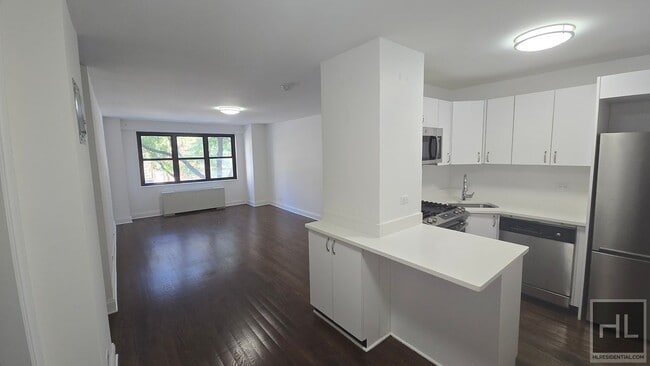Building Photo - 3rd Ave & E 16th St. Modern 1-Bedroom Apt ...