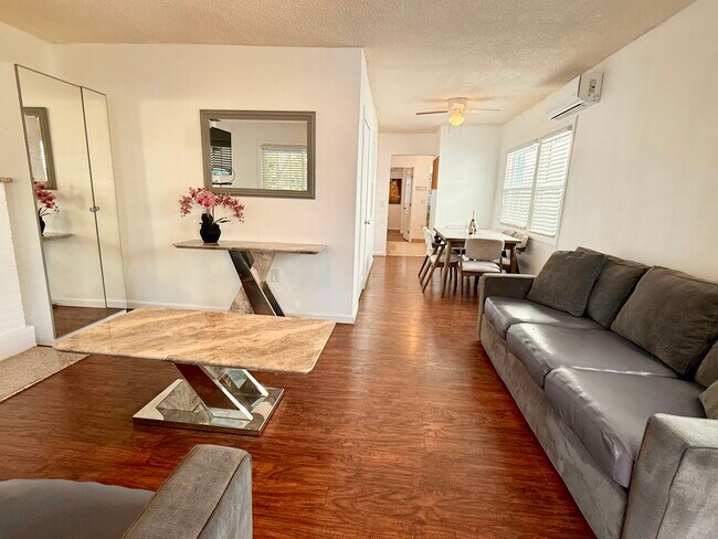 Foto del edificio - 829 N Kingsley Dr