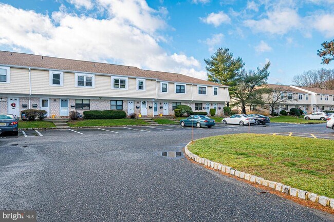 Building Photo - 208 Silver Ct