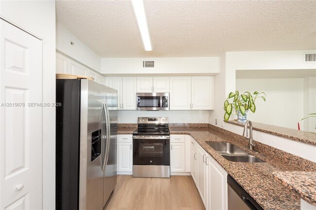 Building Photo - 1155 Brickell Bay Dr